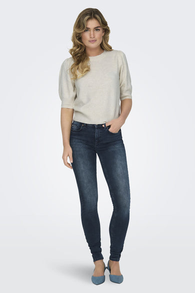 Pull col rond blanc cassé de ONLY®, avec des manches courtes bouffantes et un modèle porté avec un jean bleu foncé.