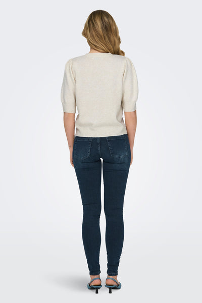 Pull blanc à col rond de ONLY®, manches courtes bouffantes, porté avec un jean et des chaussures à talons bleues, vue de dos.