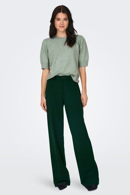 Pull vert à col rond de ONLY, porté avec un pantalon vert foncé taille haute.