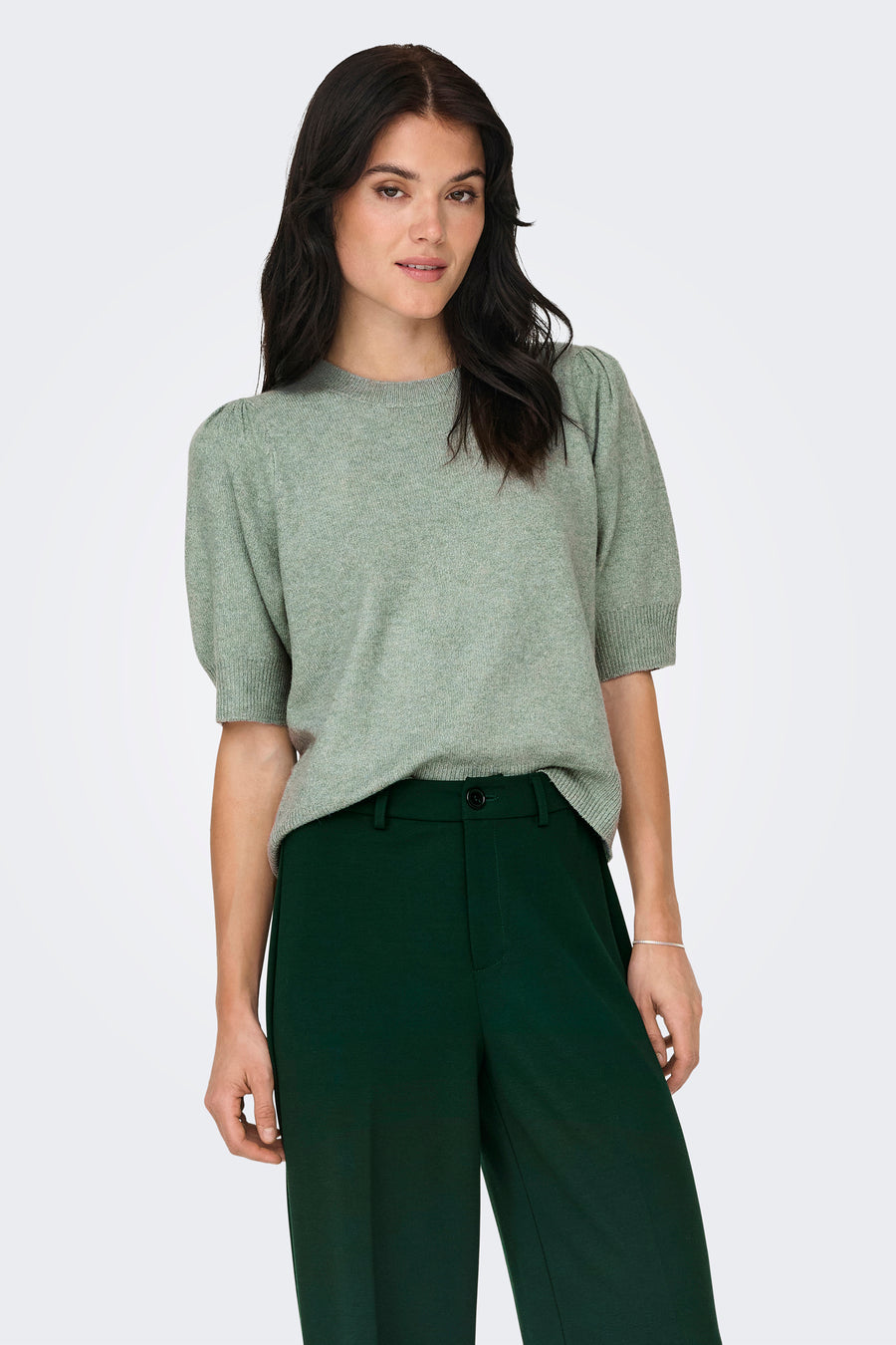 Groene trui met ronde hals van ONLY, gedragen met een donkergroene broek.