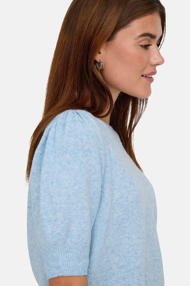 Pull à col rond bleu clair de ONLY®, manches bouffantes et texture douce.
