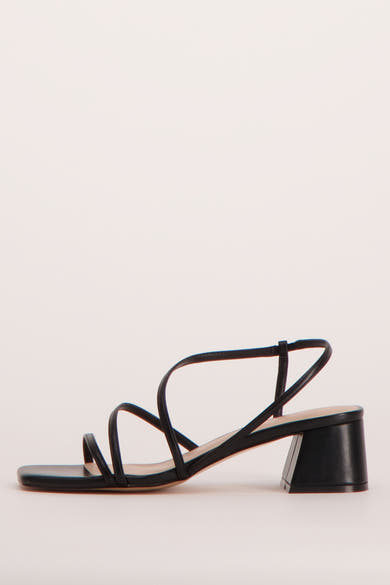 Zwarte ONLY® sandalen met dunne bandjes en blokhak, zijaanzicht.