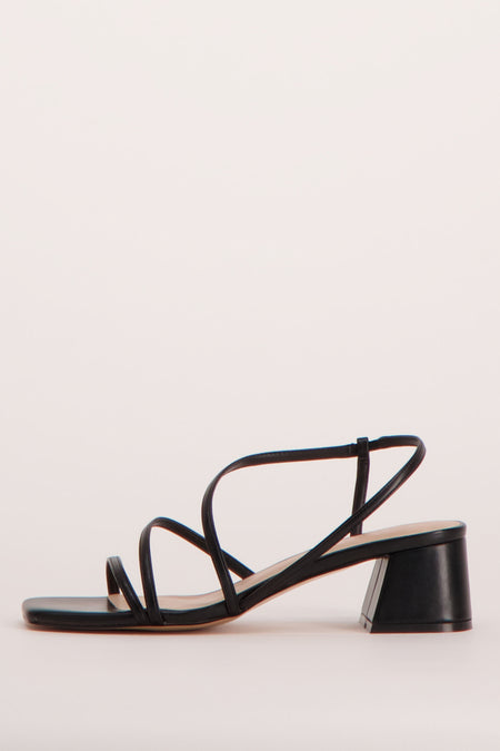 Zwarte ONLY® sandalen met dunne bandjes en blokhak, zijaanzicht.