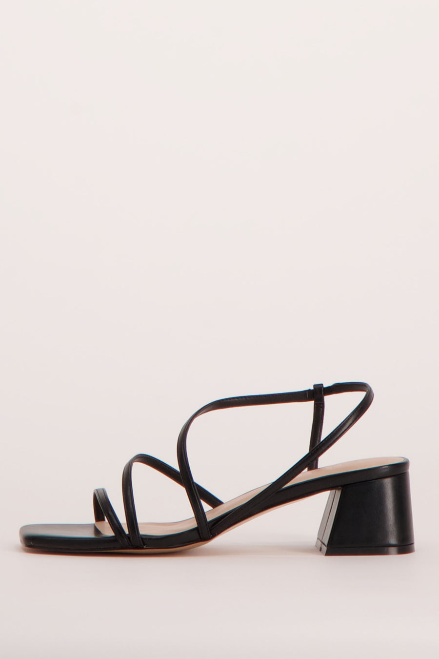 Zwarte ONLY® sandalen met dunne bandjes en blokhak, zijaanzicht.