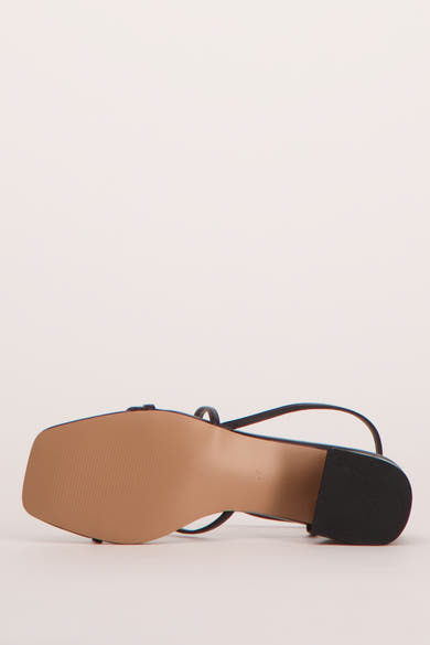 Zwarte ONLY® sandalen met lichtbruine zool en zwarte textuurhak, onderaanzicht.