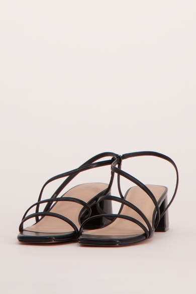 Zwarte ONLY® sandalen met dunne bandjes en blokhak, op een effen achtergrond.