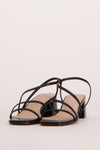 Zwarte ONLY® sandalen met dunne bandjes en blokhak, op een effen achtergrond.