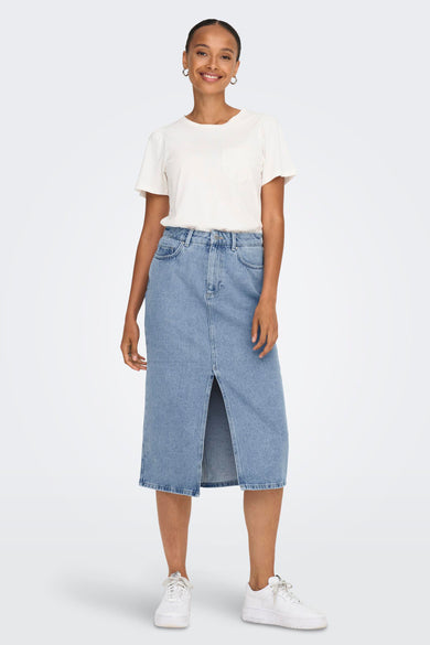 Midi-jeansrok in lichtblauw van ONLY, met een centrale split en gedragen met een wit T-shirt.