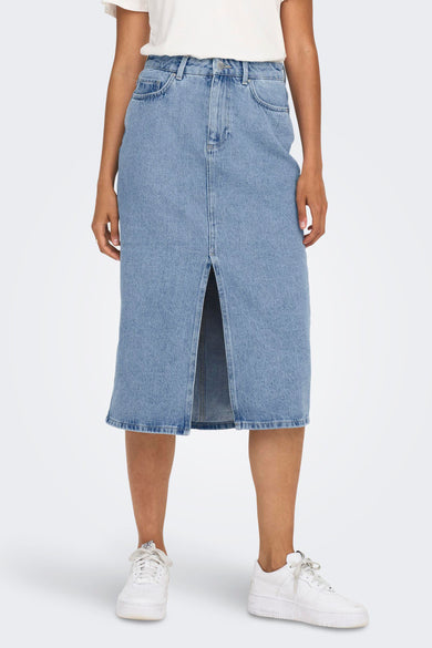 Midi-spijkerrok in blauw van ONLY®, met split aan de voorkant en gedragen met een wit T-shirt en witte sneakers.