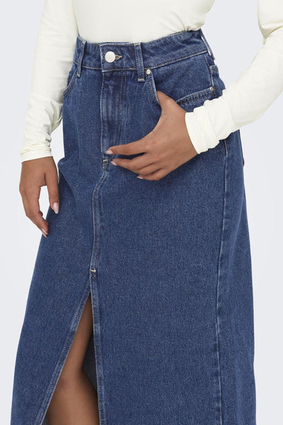 Jupe 3/4 en denim bleu moyen de ONLY, avec une fente sur le devant et un bouton argenté.