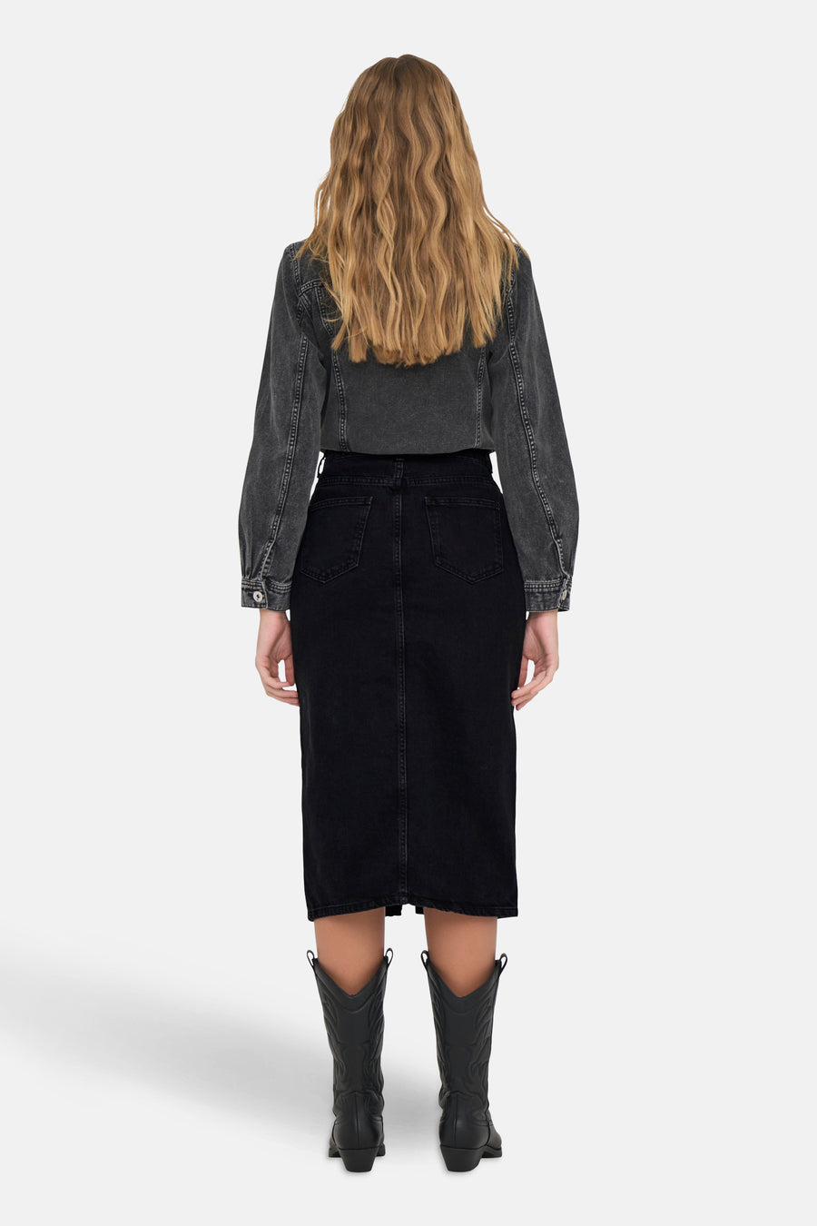 Zwarte 3/4 rok van ONLY, met een verweerd spijkerjack en cowboylaarzen.