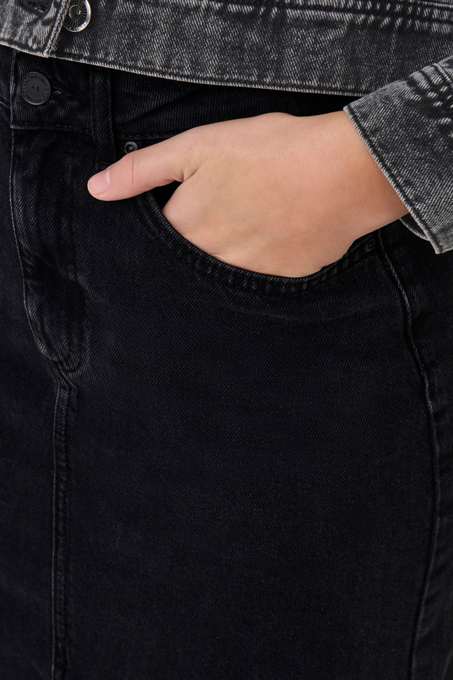 Zwarte midi-rok van ONLY, met één hand in de zak en een versleten spijkerjasje.