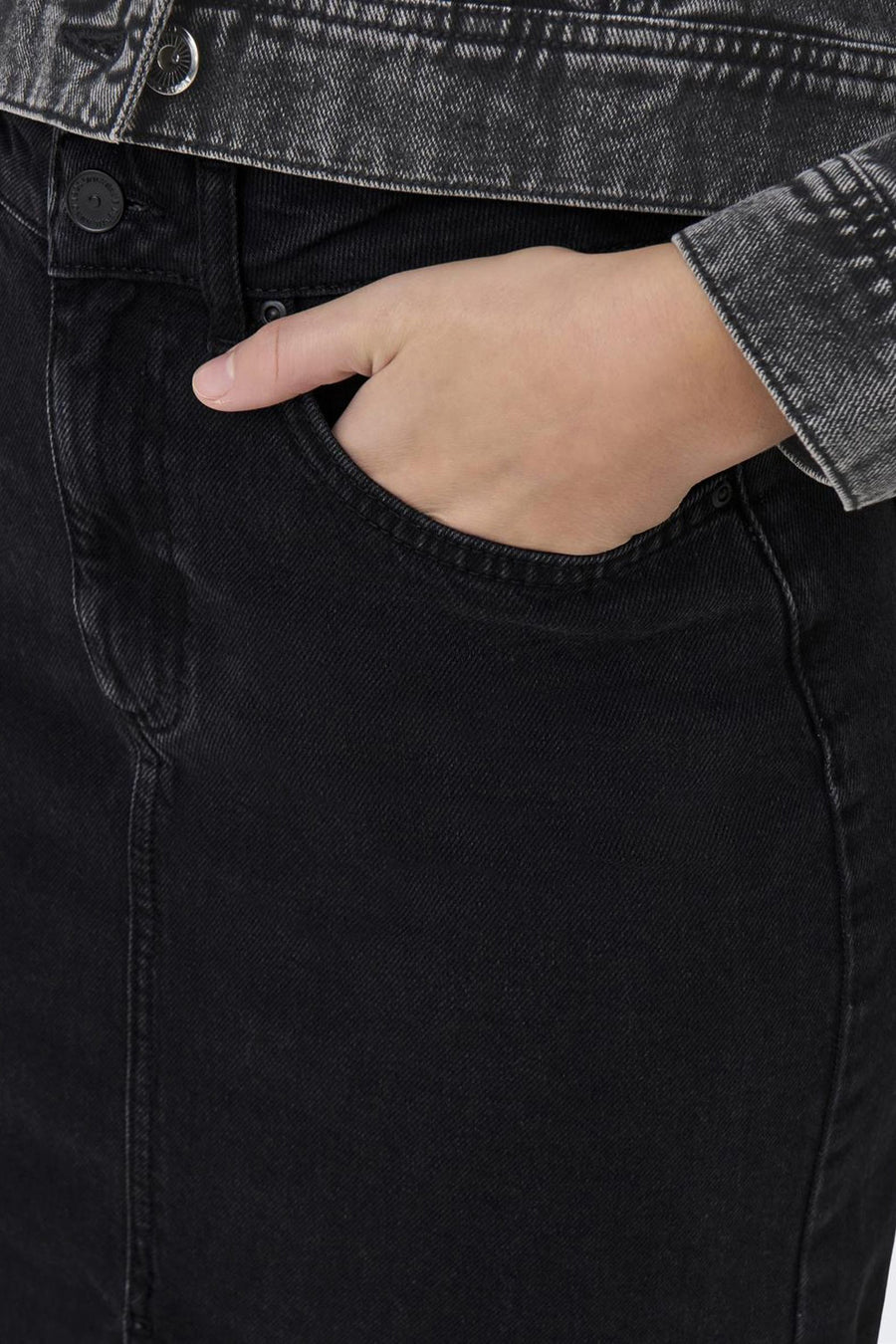 Zwarte 3/4 rok van ONLY, met één hand in de zak en een bijpassend spijkerjasje