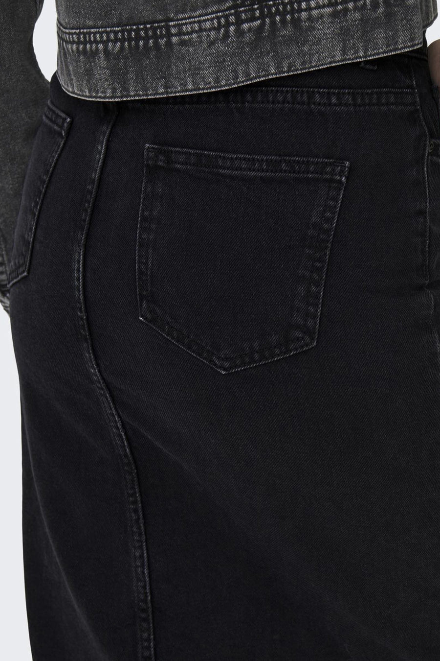 Zwarte 3/4 rok van ONLY, met een achterzak, rechte pasvorm en stikseldetails.