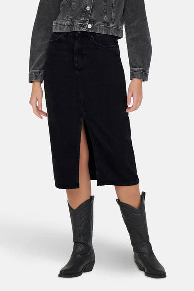 Zwarte midi-spijkerrok van ONLY, met een split aan de voorkant en gedragen met cowboylaarzen.