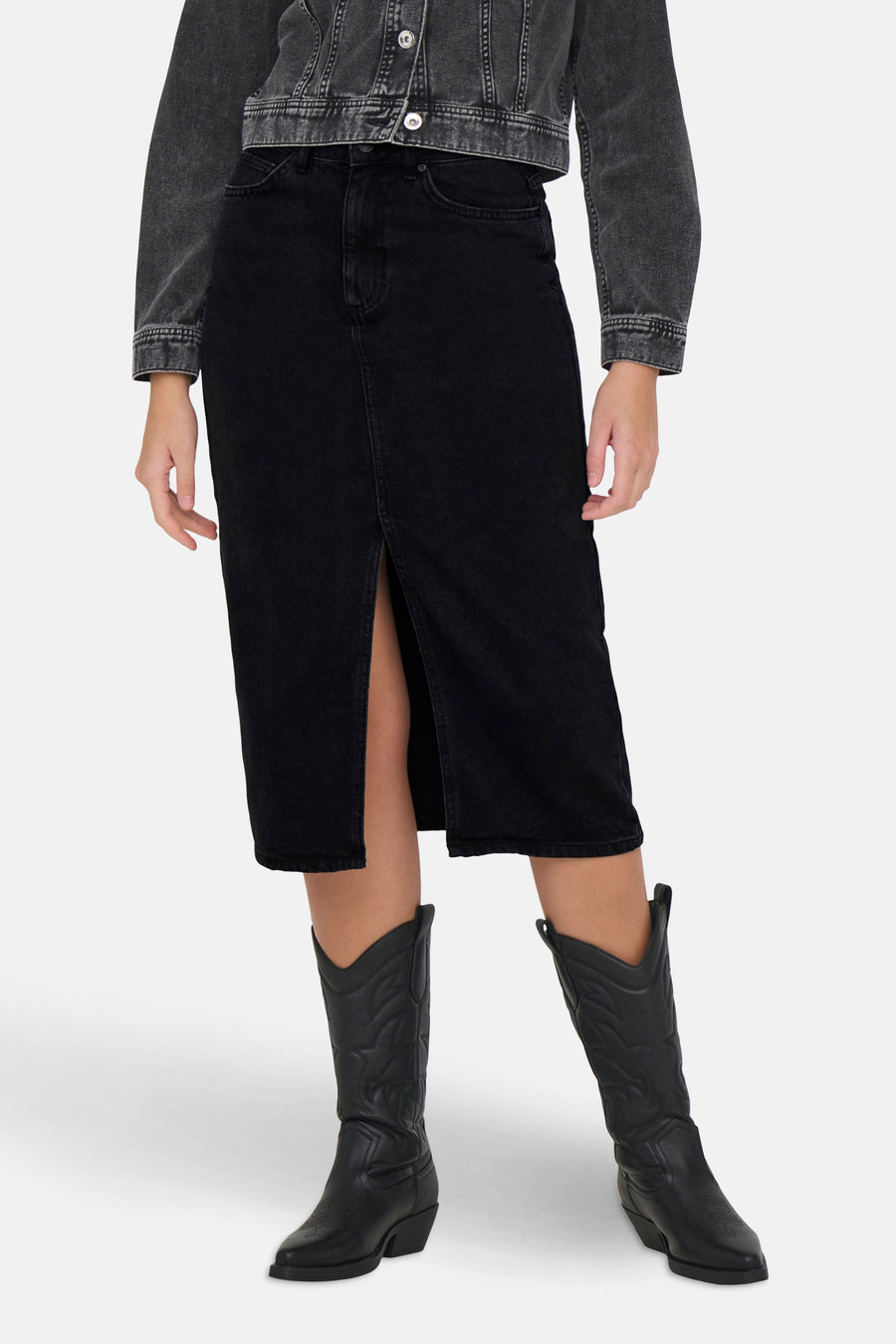 Zwarte midi-spijkerrok van ONLY, met een split aan de voorkant en gedragen met cowboylaarzen.