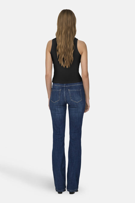 Zwart hemdje van ONLY, gedragen met een blauwe jeans, achterzicht.