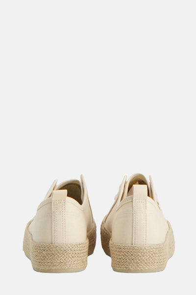 Beige sneakers van ONLY, met espadrille sleehak, achterzijde.