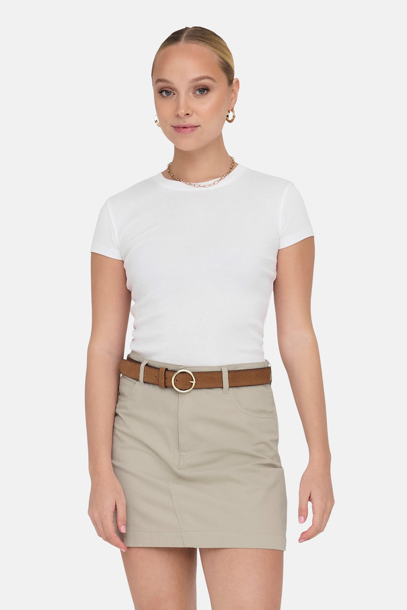 T-shirt blanc à manches courtes de ONLY, porté avec une jupe beige et une ceinture marron.