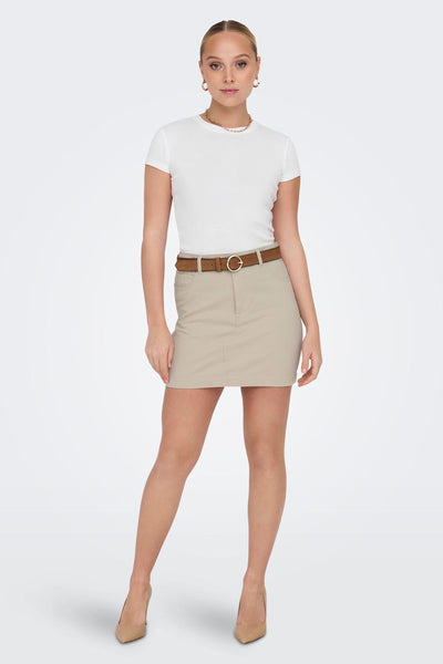 T-shirt blanc à manches courtes de ONLY, porté avec une jupe beige et une ceinture marron.