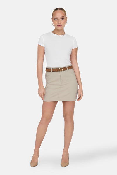 T-shirt blanc à manches courtes de ONLY, porté avec une jupe beige et une ceinture marron.