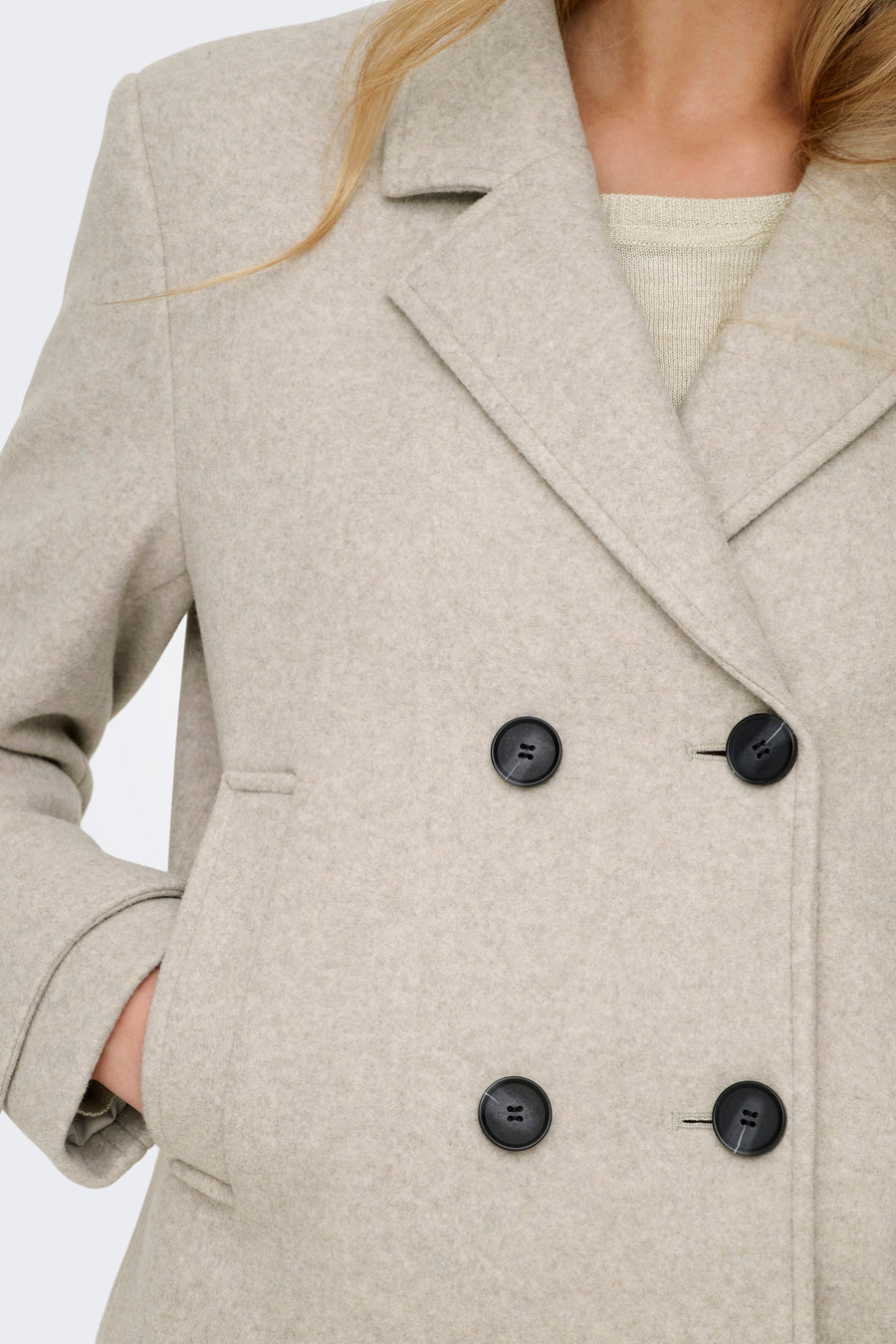 Korte beige jas van ONLY, met dubbele knoopsluiting, zijzakken en klassieke revers.
