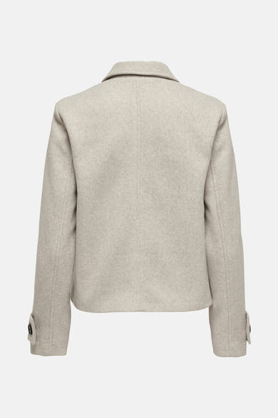 Korte beige jas van ONLY, van achteren gezien, met klassieke kraag en lange, geknoopte mouwen.