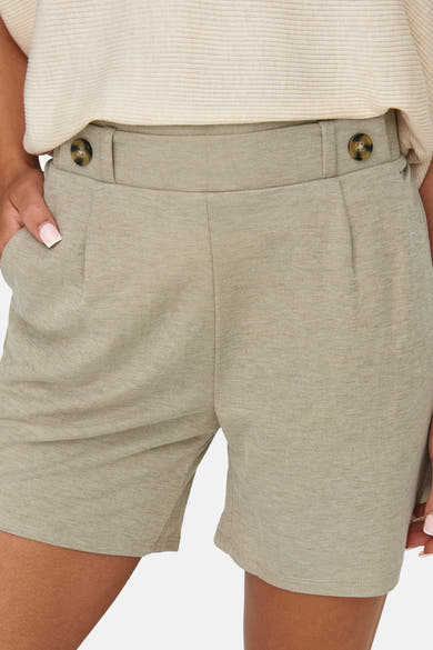 Korte beige broek van JDY met decoratieve knopen op de tailleband en zijzakken.