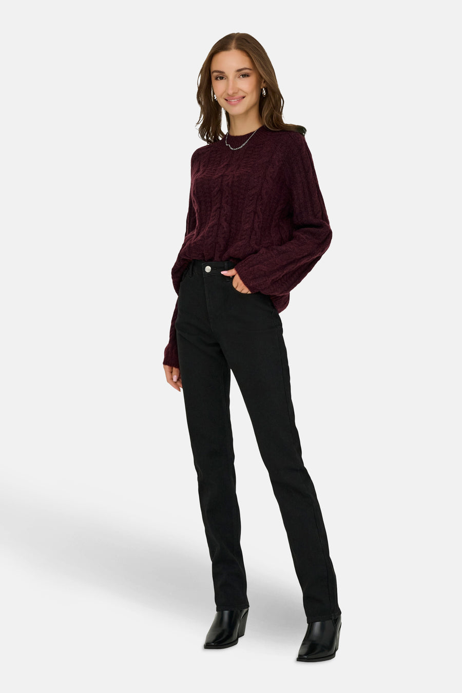 Rode coltrui van JDY met een kabelpatroon, gedragen met een zwarte jeans en leren enkellaarsjes.