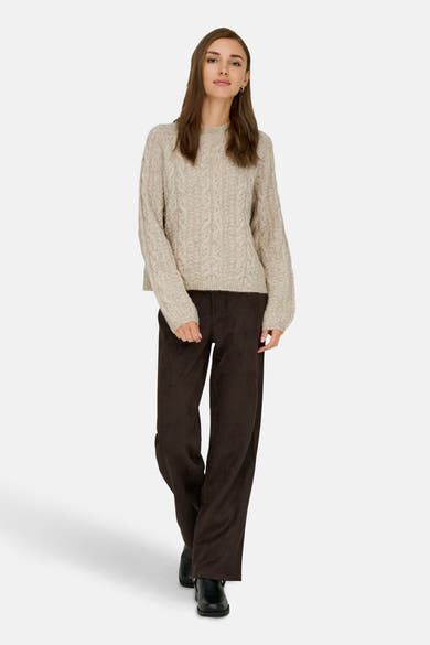 Beige coltrui van JDY met kabelpatroon en lange mouwen, gedragen met een bruine broek.