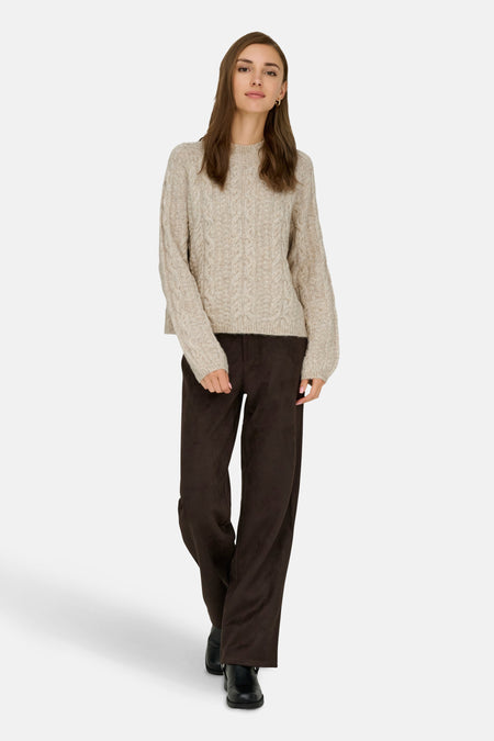 Beige coltrui van JDY met kabelpatroon en lange mouwen, gedragen met een bruine broek.