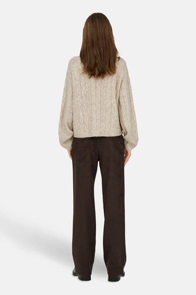 Beige coltrui van JDY, met kabelpatroon en lange mouwen, gedragen met een bruine broek.