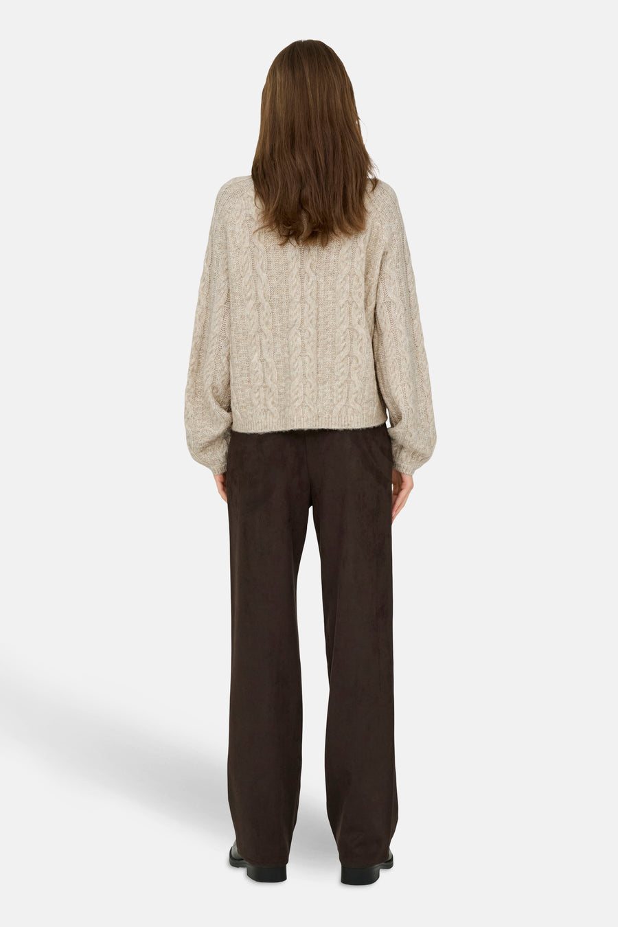 Beige coltrui van JDY, met kabelpatroon en lange mouwen, gedragen met een bruine broek.