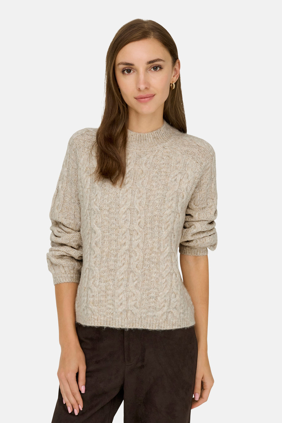 Beige coltrui van JDY met een klassiek kabelpatroon, gedragen met een bruine broek.