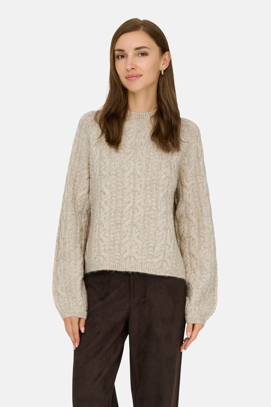 Beige coltrui van JDY, met kabelstructuur en bruine broek.