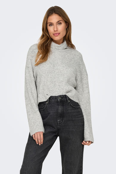 Grijze coltrui van ONLY, gedragen met een zwarte jeans en zwarte laarzen met hak.