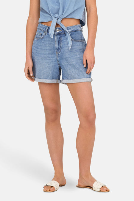 Short en denim bleu clair de ONLY, avec ceinture à nouer et ourlets retroussés.
