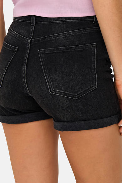 Short en jean noir de la marque ONLY®, vue arrière avec poches, ourlet retroussé et top rose.