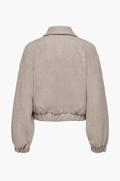 Veste courte beige de ONLY, avec des manches ballon, un col classique et une taille élastique.