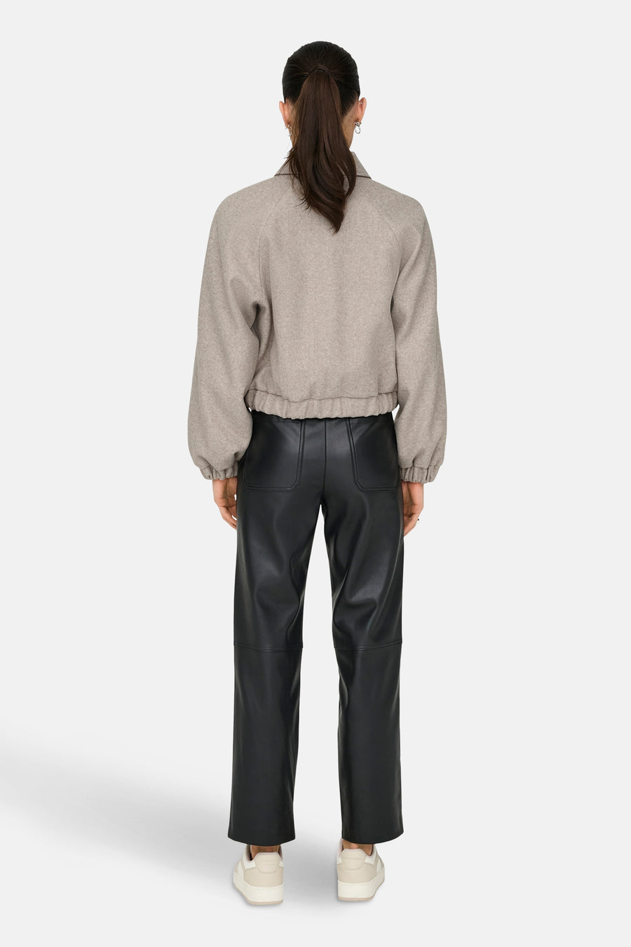 Veste courte beige de ONLY, vue de dos, avec un pantalon noir simili cuir et des baskets beiges
