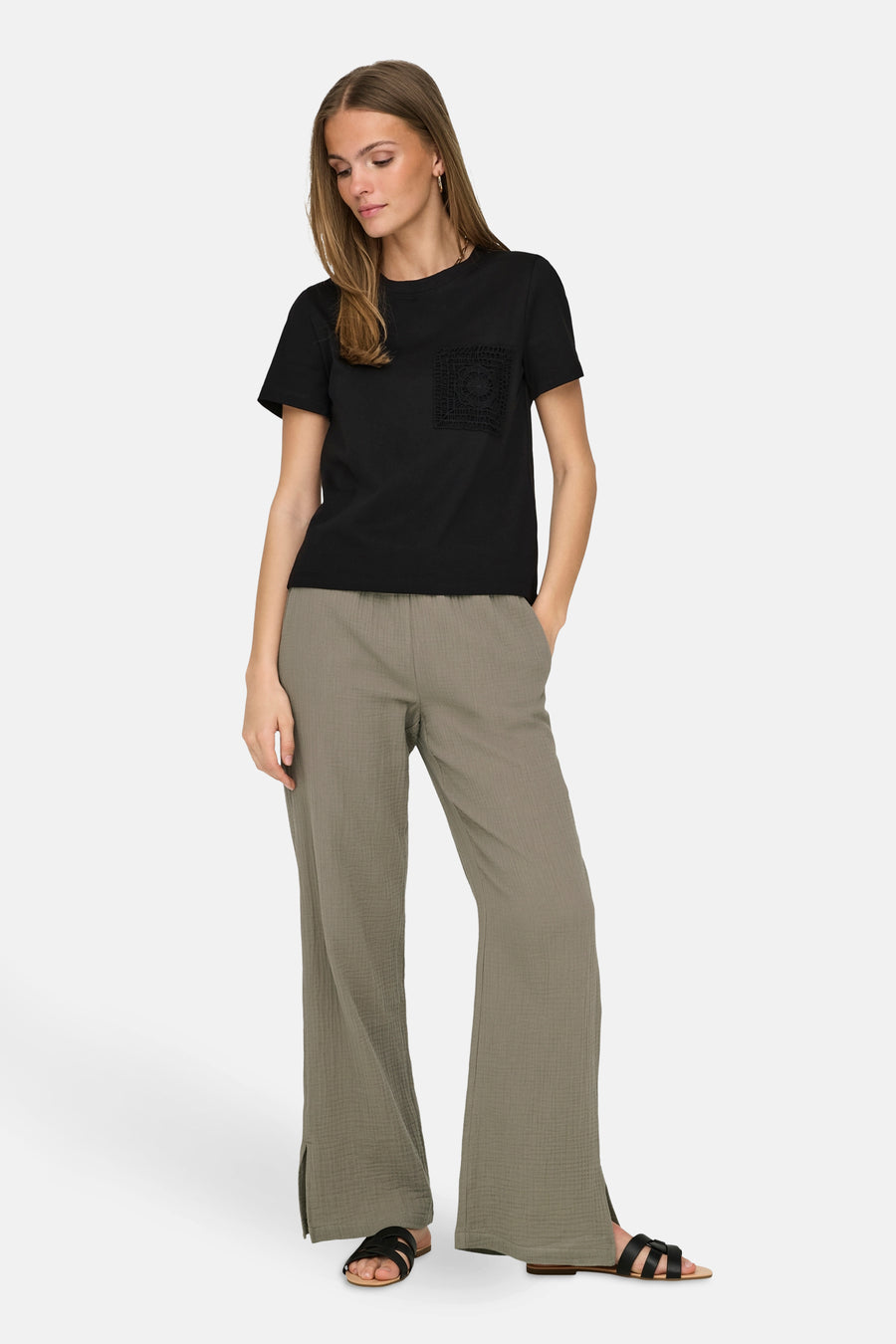 T-shirt noir à manches courtes de JDY avec poche en dentelle et pantalon vert olive.
