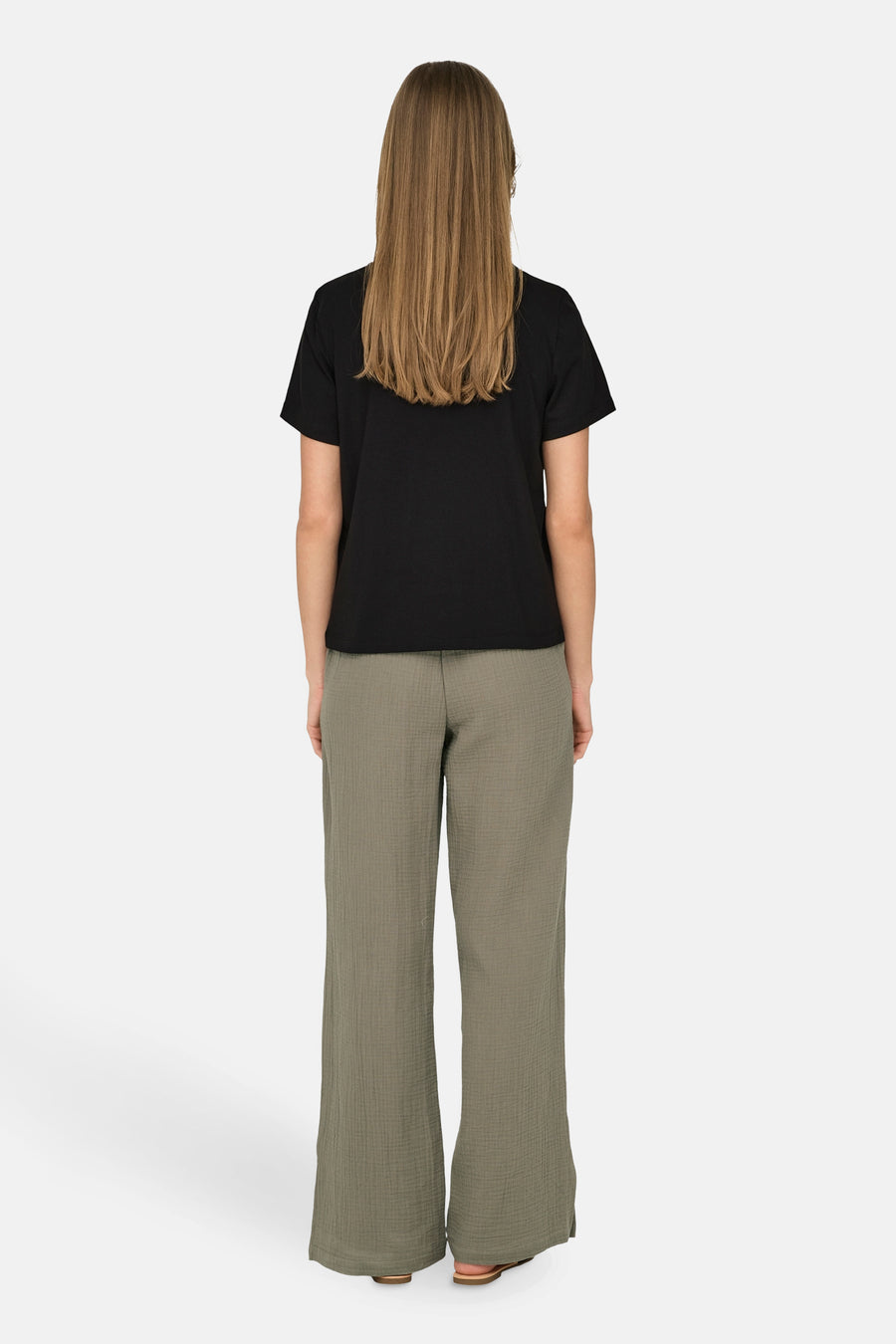 T-shirt à manches courtes noir de JDY, porté avec un pantalon vert texturé, vue de dos.
