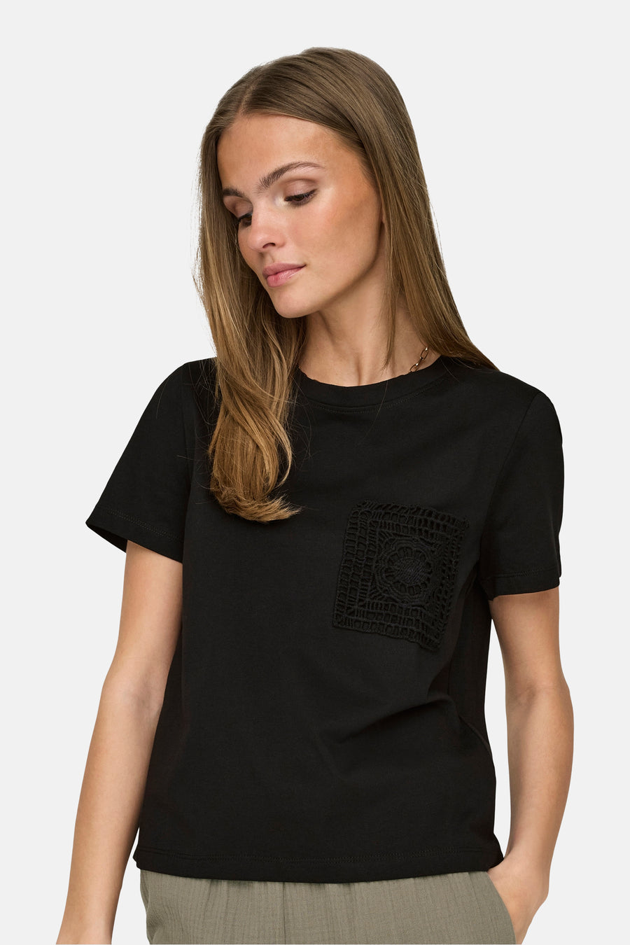 T-shirt noir à manches courtes de JDY avec poche en dentelle ajourée.