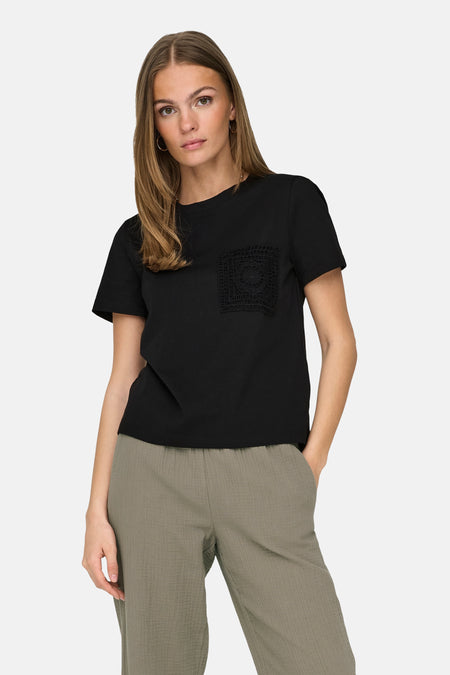 Zwart T-shirt met korte mouwen van JDY, met decoratieve gehaakte zak aan de voorkant, gedragen met een casual broek.