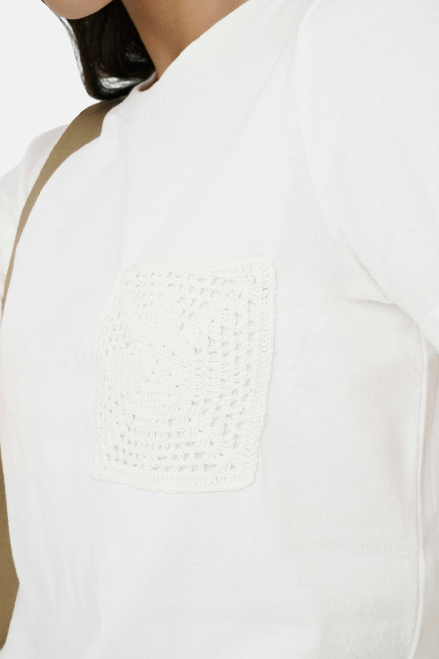 T-shirt blanc à manches courtes de JDY, avec une poche carrée crochetée sur la poitrine.