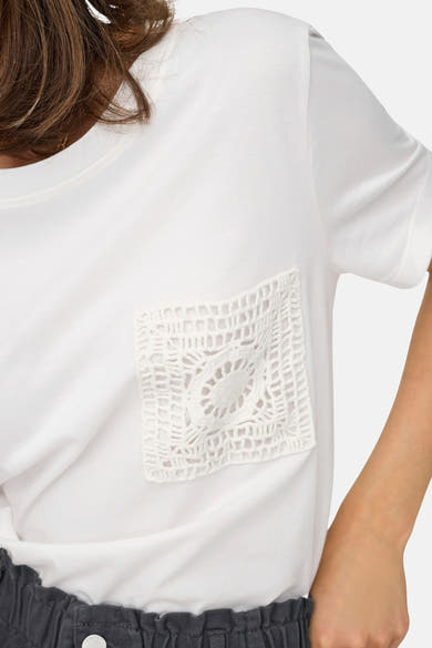 T-shirt blanc à manches courtes de JDY, avec poche en dentelle crochetée sur la poitrine.