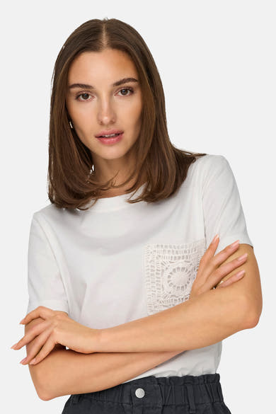 T-shirt blanc à manches courtes de JDY, avec une poche en dentelle florale sur la poitrine.
