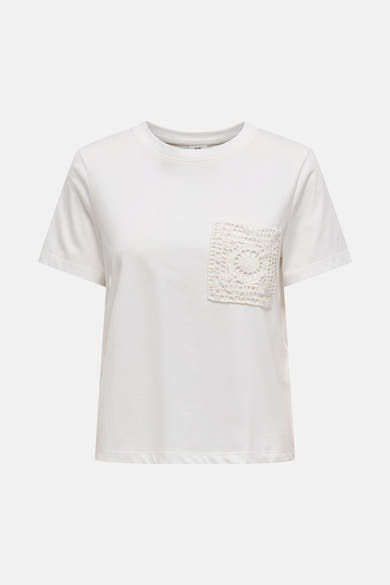 T-shirt blanc à manches courtes de JDY avec poche carrée en crochet décorative.
