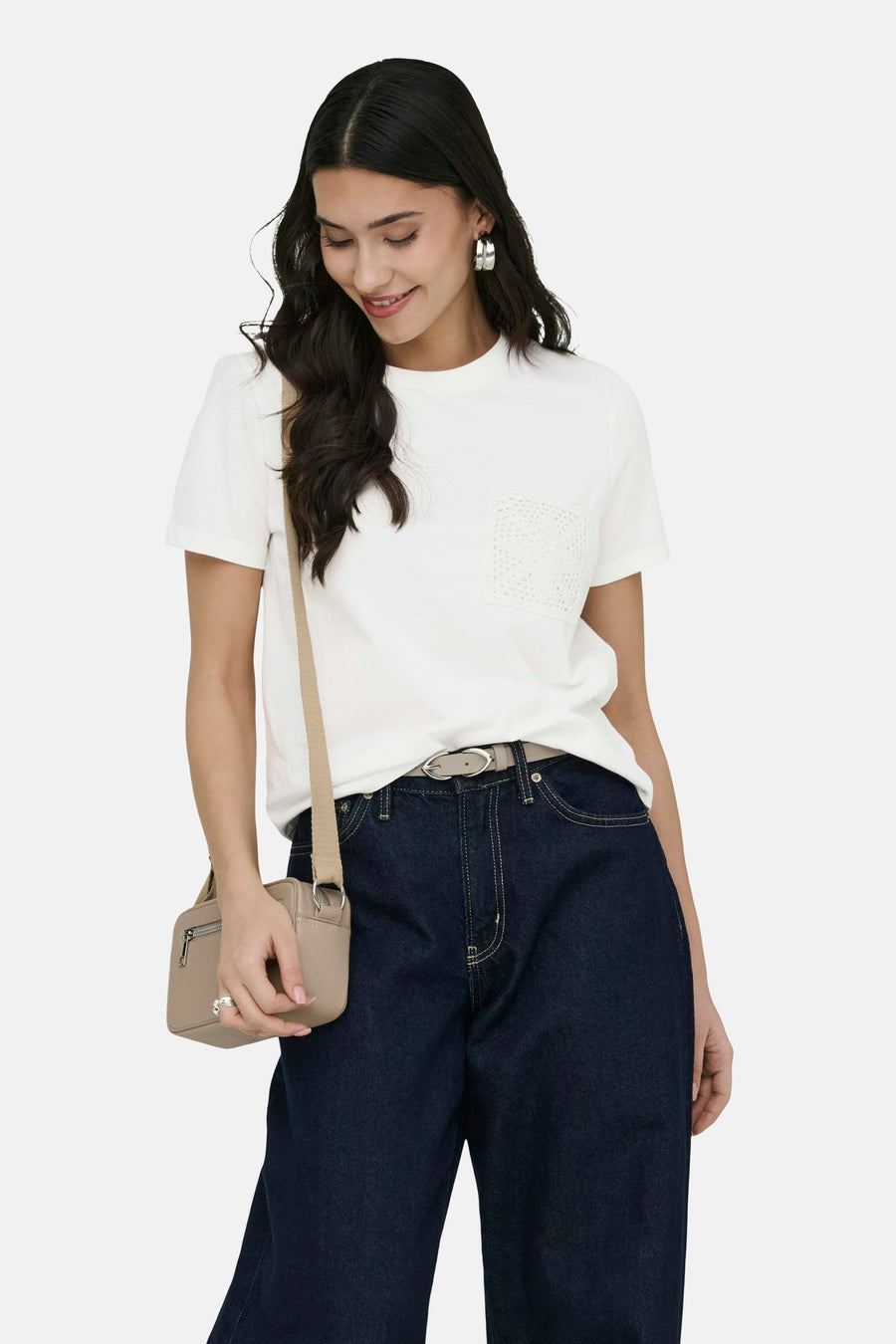 T-shirt blanc à manches courtes de JDY, avec une poche en crochet décorative.