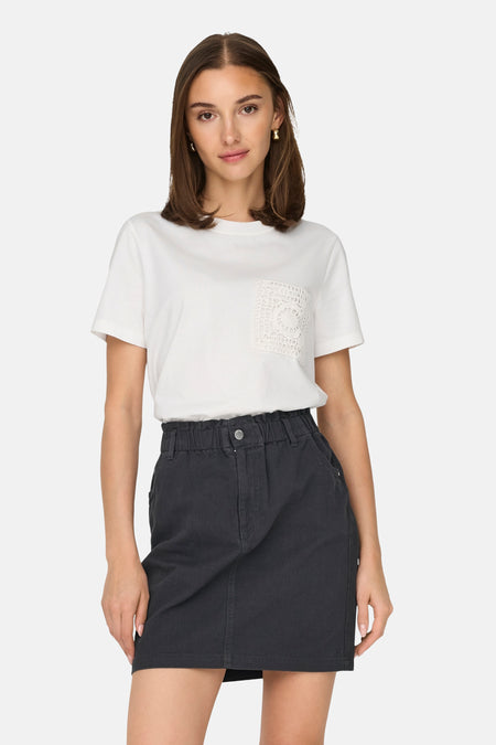 Wit T-shirt met korte mouwen van JDY met gehaakte kanten zak.